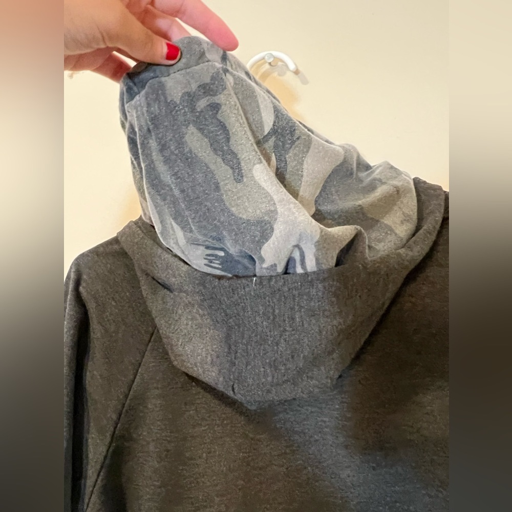 Boutique Only Sweatshirt - Picture 4 of 5
